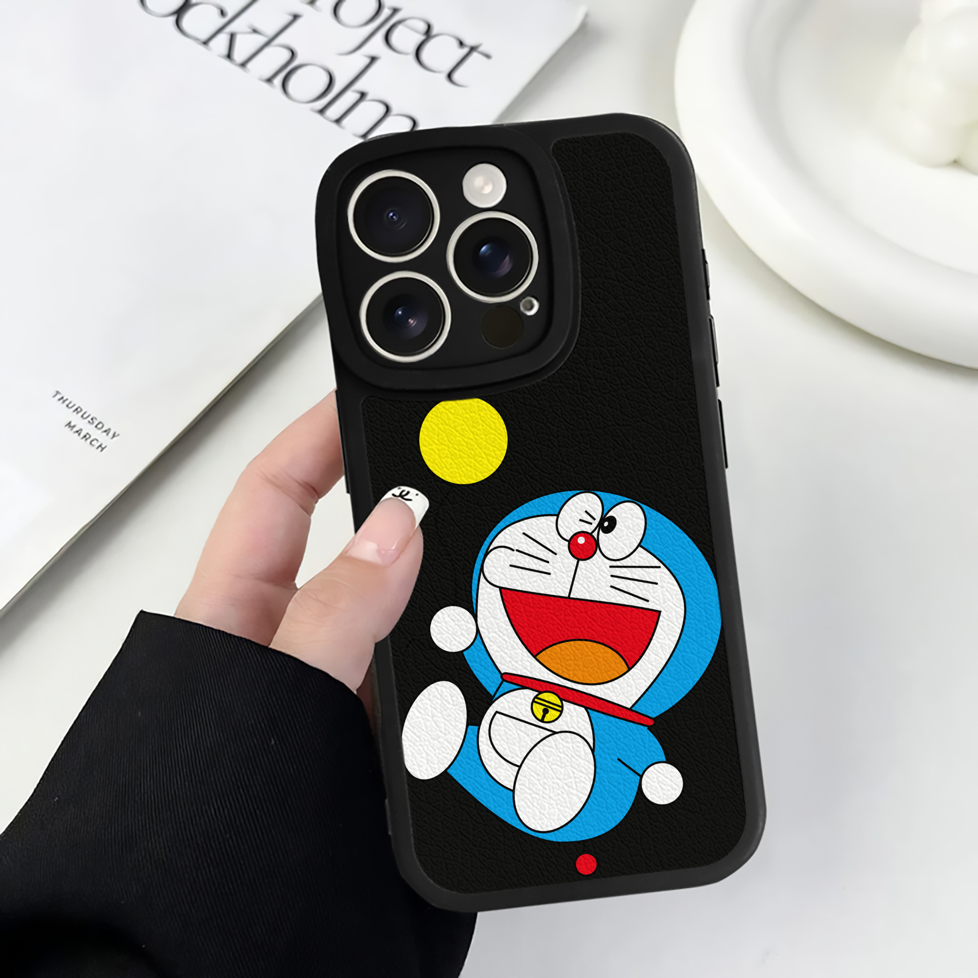 （画像用） ドラえもん Doraemon 【iPhone 16シリーズ対応】シリコンスマホケース（レザー調） 材質：シリコン